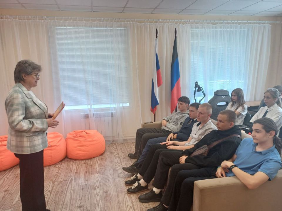 В рамках направления «ГосСтарт.Диалог» состоялась встреча старшеклассников ГБОУ «Школа № 2 г.о. Дебальцево» с Ларисой Николаевной Сердюк, начальником отдела образования администрации г.о. Дебальцево. На мероприятии Лариса... В рамках направления «ГосСтарт.Диалог» состоялась встреча старшеклассников ГБОУ «Школа № 2 г.о. Дебальцево» с Ларисой Николаевной Сердюк, начальником отдела образования администрации г.о. Дебальцево. На мероприятии Лариса...