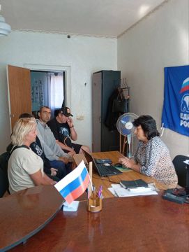 Заведующий Камышеватским территориальным сектором Администрации Мангушского муниципального округа, секретарь первичного отделения Единая Россия Цебро И.П. провела встречу с жителями с.Червоная Украина