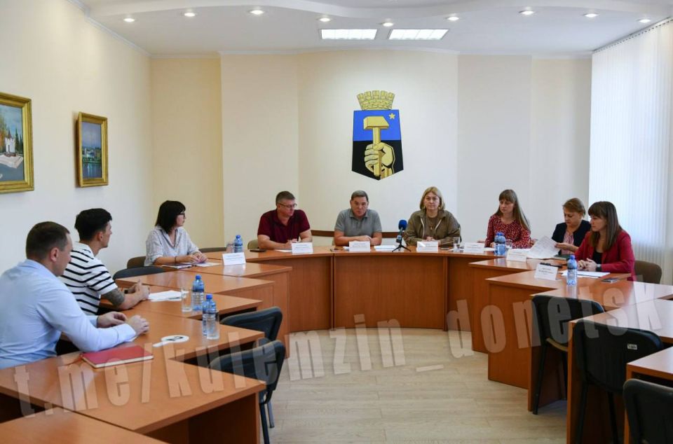 В Донецке провели первый аукцион на право размещения передвижных торговых точек В Донецке провели первый аукцион на право размещения передвижных торговых точек