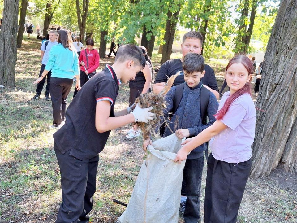 Александр Шатов: Активисты провели работы по благоустройству сквера им. Щербакова в городе Шахтерске Александр Шатов: Активисты провели работы по благоустройству сквера им. Щербакова в городе Шахтерске