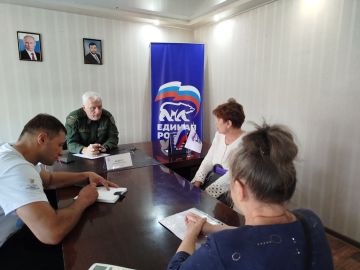 Состоялся прием граждан. Сегодня, 15 сентября , в общественной приёмной Партии «Единая Россия» города Тореза депутат Народного Совета ДНР Бедило Андрей Николаевич провел прием граждан