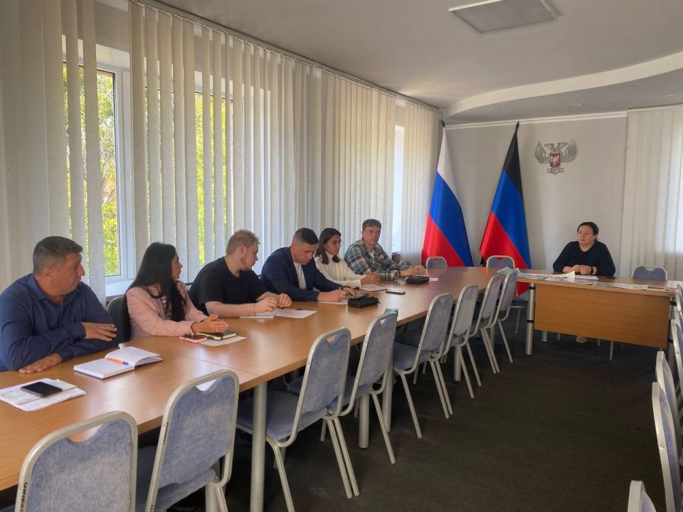 Виктория Жукова: Сегодня провела заседание штаба с главным врачом ГБУ ДНР «ЦГБ г. Харцызска» Андреем Медведевым, сотрудниками Администрации, депутатами и представителями некоммерческих организаций, где были рассмотрены такие... Виктория Жукова: Сегодня провела заседание штаба с главным врачом ГБУ ДНР «ЦГБ г. Харцызска» Андреем Медведевым, сотрудниками Администрации, депутатами и представителями некоммерческих организаций, где были рассмотрены такие...