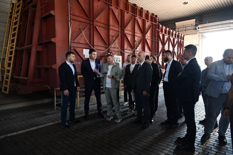 Глава ДНР Денис Пушилин с министром промышленности и торговли Российской Федерации Антоном Алихановым обсудили возобновление работы заводов, а также создание новых предприятий и индустриальных парков Глава ДНР Денис Пушилин с министром промышленности и торговли Российской Федерации Антоном Алихановым обсудили возобновление работы заводов, а также создание новых предприятий и индустриальных парков