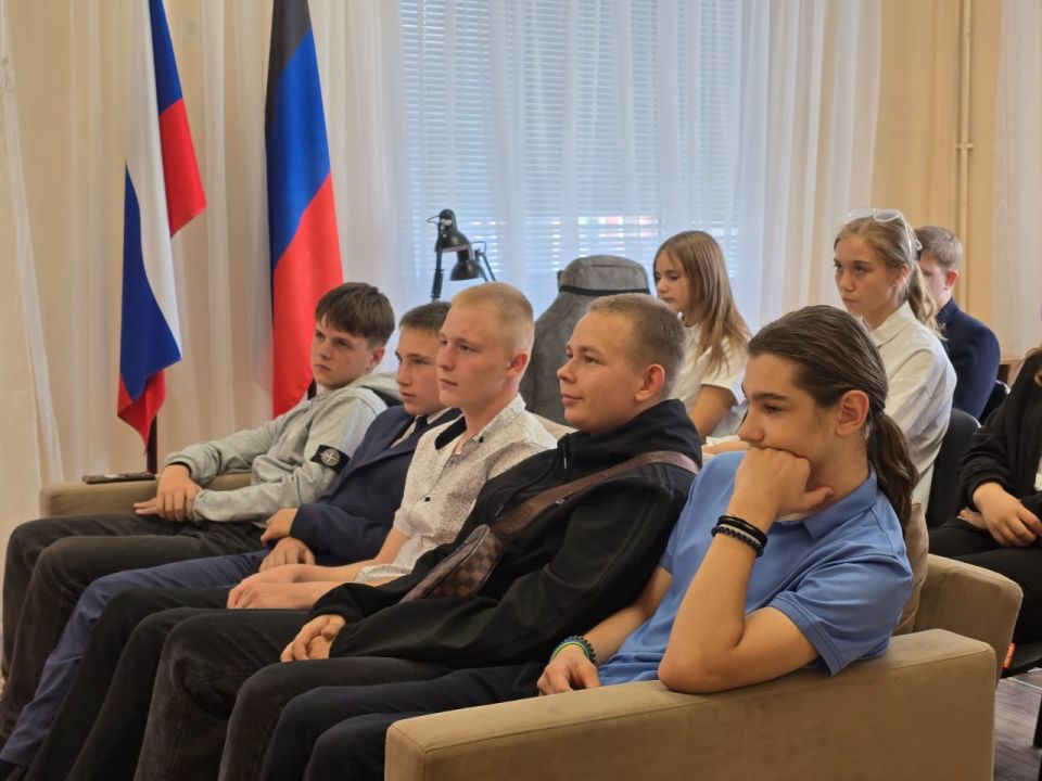 В рамках направления «ГосСтарт.Диалог» состоялась встреча старшеклассников ГБОУ «Школа № 2 г.о. Дебальцево» с Ларисой Николаевной Сердюк, начальником отдела образования администрации г.о. Дебальцево. На мероприятии Лариса... В рамках направления «ГосСтарт.Диалог» состоялась встреча старшеклассников ГБОУ «Школа № 2 г.о. Дебальцево» с Ларисой Николаевной Сердюк, начальником отдела образования администрации г.о. Дебальцево. На мероприятии Лариса...