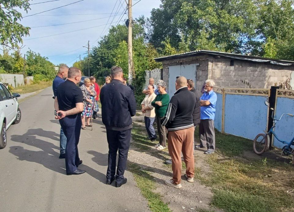 Валентин Левченко: Сегодня заместитель главы администрации городского округа Донецк Артеменко Тимур Иванович встретился с жителями улицы Чеканная микрорайона «15-й участок» Валентин Левченко: Сегодня заместитель главы администрации городского округа Донецк Артеменко Тимур Иванович встретился с жителями улицы Чеканная микрорайона «15-й участок»