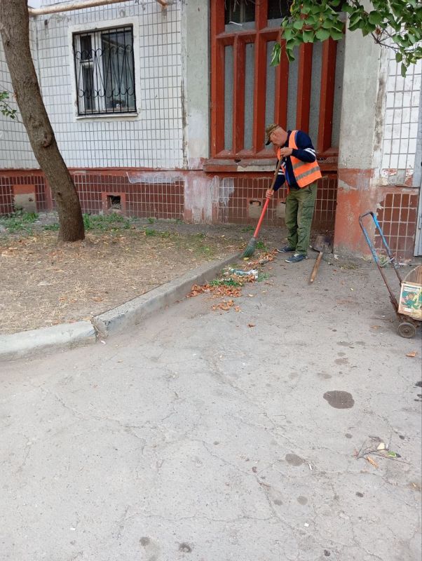 Сотрудники жилищно-коммунальных предприятий Кировского внутригородского района г. Донецка продолжают наводить порядок по следующим адресам: Сотрудники жилищно-коммунальных предприятий Кировского внутригородского района г. Донецка продолжают наводить порядок по следующим адресам: