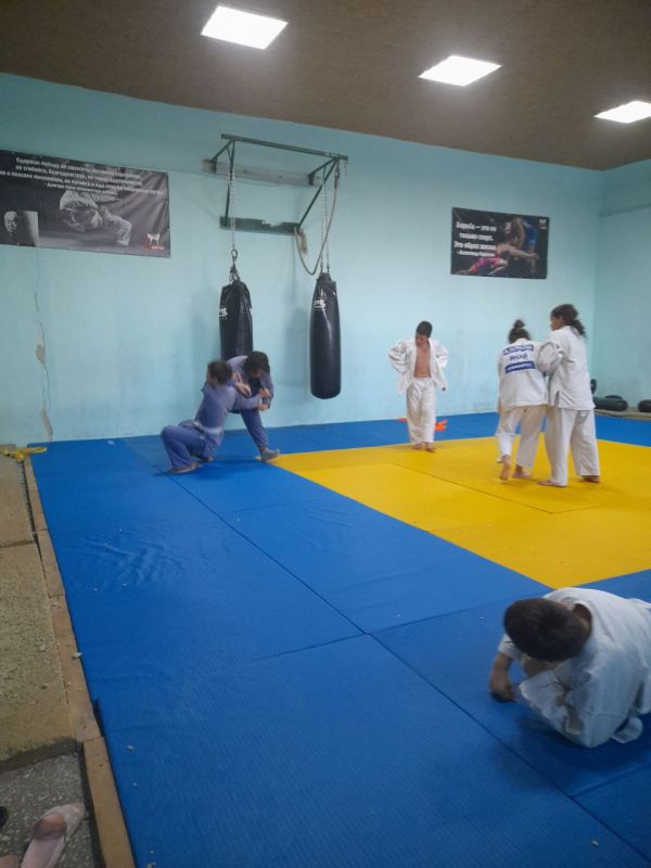 В рамках партийного проекта «Выбор сильных», реализуемого Всероссийской политической партией «Единая Россия», в Мангуше состоялась открытая тренировка по самбо для девиантной молодёжи В рамках партийного проекта «Выбор сильных», реализуемого Всероссийской политической партией «Единая Россия», в Мангуше состоялась открытая тренировка по самбо для девиантной молодёжи