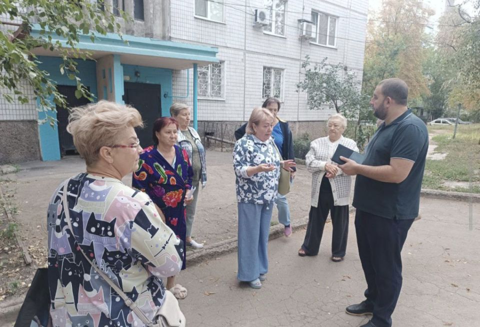 По поручению Главы ДНР Дениса Пушилина 16.09.2025 по адресу: г. Донецк, пр.Ленинский,94 состоялась встреча с жителями района, на которой присутствовал заместитель руководителя Управы Ленинского внутригородского района... По поручению Главы ДНР Дениса Пушилина 16.09.2025 по адресу: г. Донецк, пр.Ленинский,94 состоялась встреча с жителями района, на которой присутствовал заместитель руководителя Управы Ленинского внутригородского района...