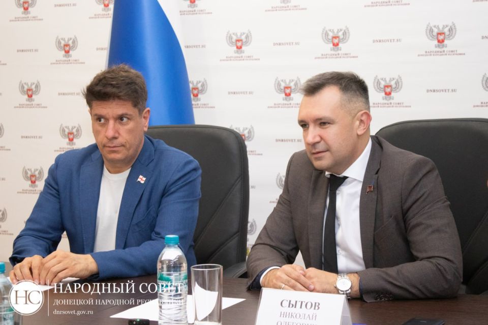 В начале сентября заместитель Председателя Народного Совета ДНР Николай Сытов (фракция КПРФ) провел рабочую встречу с грузинской делегацией В начале сентября заместитель Председателя Народного Совета ДНР Николай Сытов (фракция КПРФ) провел рабочую встречу с грузинской делегацией