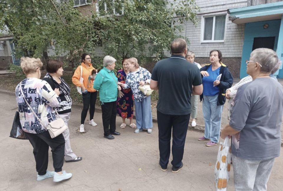 По поручению Главы ДНР Дениса Пушилина 16.09.2025 по адресу: г. Донецк, пр.Ленинский,94 состоялась встреча с жителями района, на которой присутствовал заместитель руководителя Управы Ленинского внутригородского района... По поручению Главы ДНР Дениса Пушилина 16.09.2025 по адресу: г. Донецк, пр.Ленинский,94 состоялась встреча с жителями района, на которой присутствовал заместитель руководителя Управы Ленинского внутригородского района...