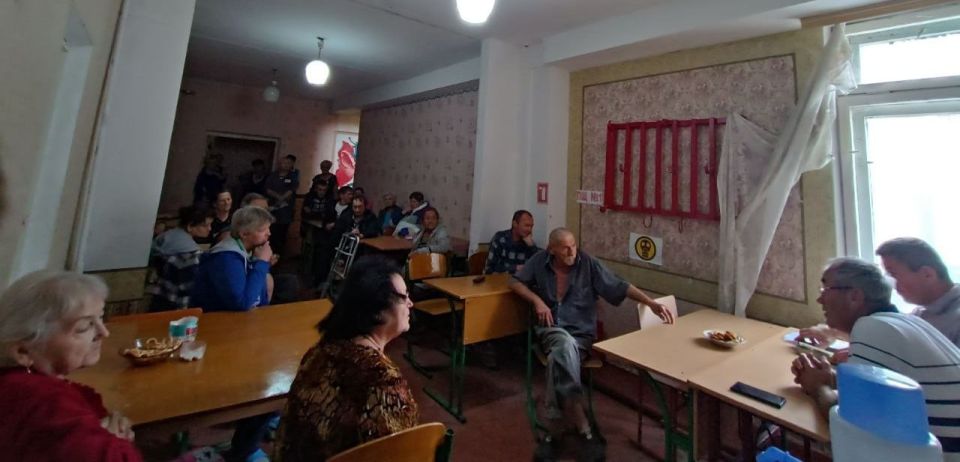 Сегодня Первый заместитель главы Администрации Володарского муниципального округа Боровик Д.В. провёл встречу с жителями пункта временного размещения эвакуированных граждан в селе Заря Сегодня Первый заместитель главы Администрации Володарского муниципального округа Боровик Д.В. провёл встречу с жителями пункта временного размещения эвакуированных граждан в селе Заря