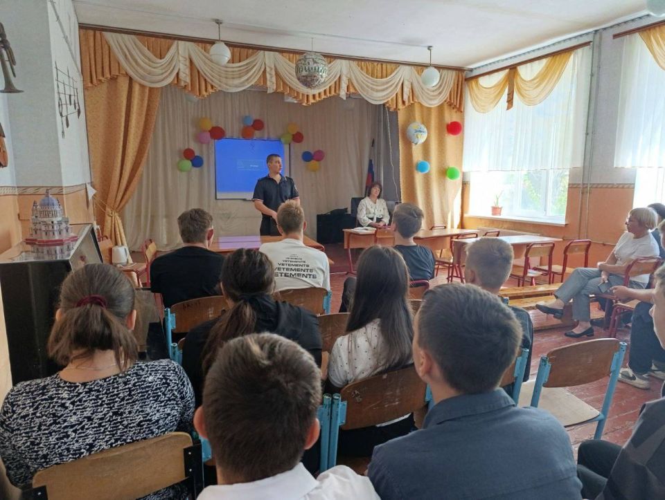 В Донецке полицейские рассказали школьникам о современных схемах мошенничества