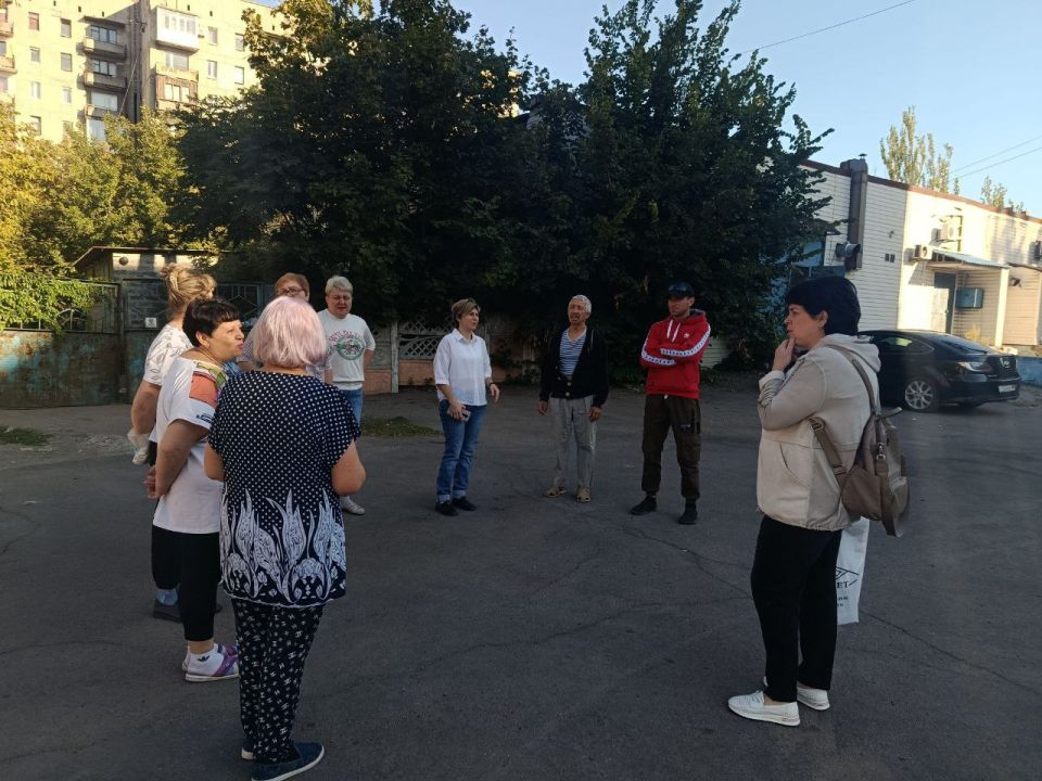Сегодня, 15 сентября, председатель территориальной избирательной комиссии № 28 Наталья Терлецкая провела встречу с населением вблизи дома № 15 микрорайона Магистральный Сегодня, 15 сентября, председатель территориальной избирательной комиссии № 28 Наталья Терлецкая провела встречу с населением вблизи дома № 15 микрорайона Магистральный