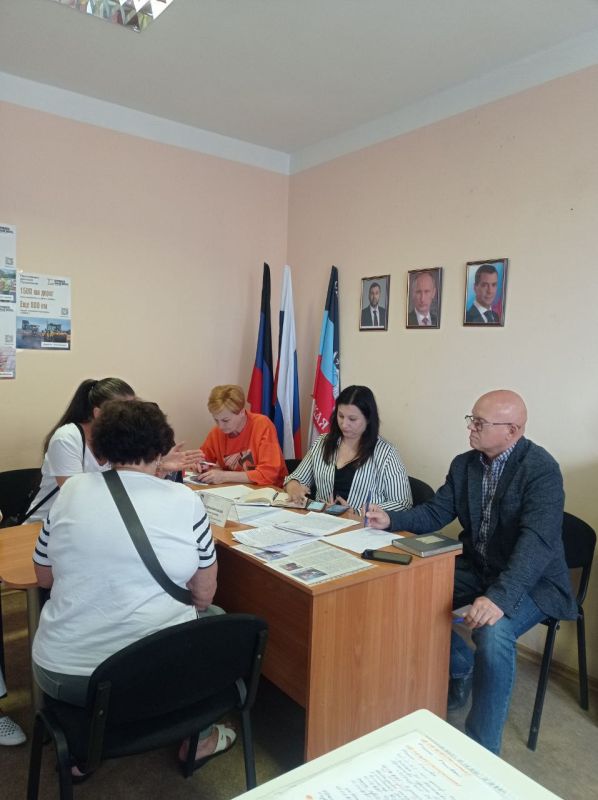 Сегодня, 16 сентября, по поручению Главы Донецкой Народной Республики Дениса Пушилина, в общественной приемной партии "Единая Россия" Ленинского района города Донецка депутат Народного Совета, Председатель Комитета Народного... Сегодня, 16 сентября, по поручению Главы Донецкой Народной Республики Дениса Пушилина, в общественной приемной партии "Единая Россия" Ленинского района города Донецка депутат Народного Совета, Председатель Комитета Народного...