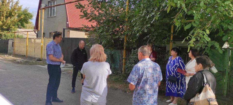 Михаил Меренков: Заместитель руководителя Управы Буденновского внутригородского района Олег Ефремов встретился с жителями улицы Жебелева Михаил Меренков: Заместитель руководителя Управы Буденновского внутригородского района Олег Ефремов встретился с жителями улицы Жебелева