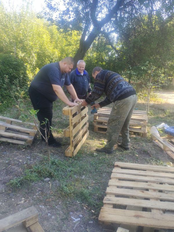 Депутат Иловайского городского совета Жеглов Артем Александрович активно участвует в подготовке платформы для установки резервуара для воды по адресу: г. Иловайск, ул. Шевченко, д. 114, что является важной инициативой для... Депутат Иловайского городского совета Жеглов Артем Александрович активно участвует в подготовке платформы для установки резервуара для воды по адресу: г. Иловайск, ул. Шевченко, д. 114, что является важной инициативой для...