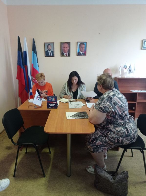 Сегодня, 16 сентября, по поручению Главы Донецкой Народной Республики Дениса Пушилина, в общественной приемной партии "Единая Россия" Ленинского района города Донецка депутат Народного Совета, Председатель Комитета Народного... Сегодня, 16 сентября, по поручению Главы Донецкой Народной Республики Дениса Пушилина, в общественной приемной партии "Единая Россия" Ленинского района города Донецка депутат Народного Совета, Председатель Комитета Народного...