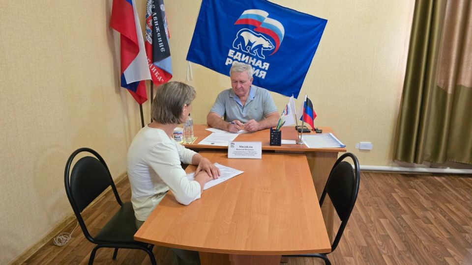 Глава муниципального образования Старобешевский муниципальный округ, секретарь местного отделения Всероссийской политической партии «ЕДИНАЯ РОССИЯ» Николай Михайлов провел личный приём граждан в общественной приёмной партии... Глава муниципального образования Старобешевский муниципальный округ, секретарь местного отделения Всероссийской политической партии «ЕДИНАЯ РОССИЯ» Николай Михайлов провел личный приём граждан в общественной приёмной партии...