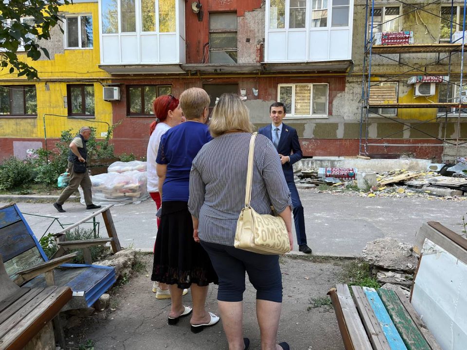 Сегодня, 15 сентября, депутат Макеевского городского совета Сергей Зуев провел встречу с населением по адресу: г. Макеевка, мкр Центральный, 9 Сегодня, 15 сентября, депутат Макеевского городского совета Сергей Зуев провел встречу с населением по адресу: г. Макеевка, мкр Центральный, 9