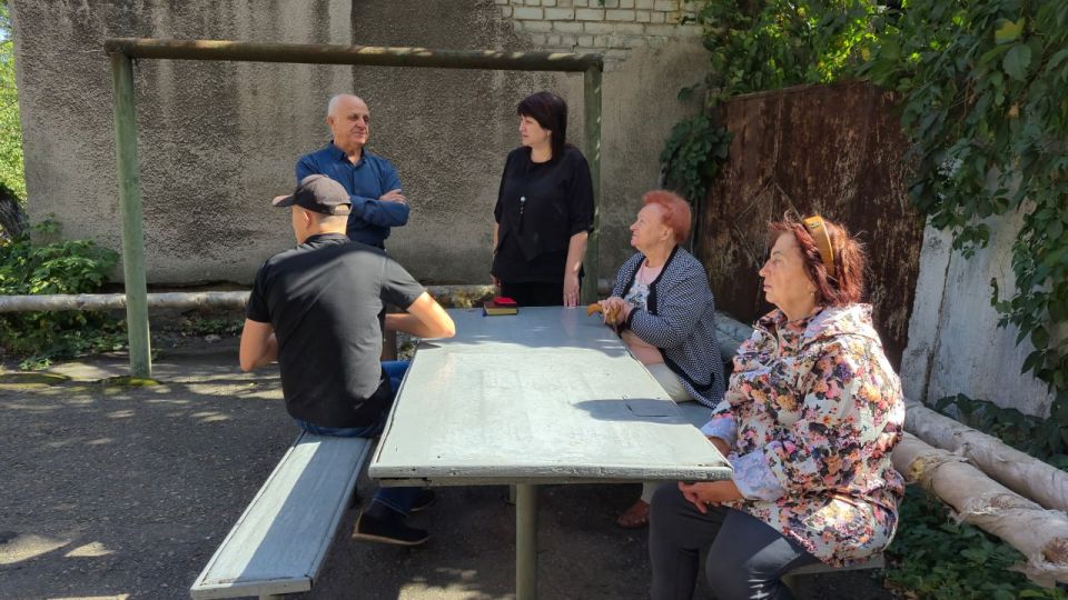 Во исполнение поручения Главы Донецкой Народной Республики Дениса Владимировича Пушилина о ведении постоянного диалога с населением республики управляющий делами администрации городского округа Дебальцево Инна Рудакова... Во исполнение поручения Главы Донецкой Народной Республики Дениса Владимировича Пушилина о ведении постоянного диалога с населением республики управляющий делами администрации городского округа Дебальцево Инна Рудакова...