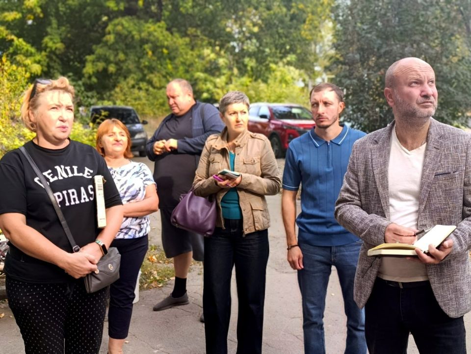 В ходе встречи с жителями дома №75а по ул. Куйбышева руководитель районной управы Иван Адамец, депутат горсовета Сергей Остапенко и член Общественного совета Наталья Такташева обсудили вопросы водоснабжения, ЖКХ и... В ходе встречи с жителями дома №75а по ул. Куйбышева руководитель районной управы Иван Адамец, депутат горсовета Сергей Остапенко и член Общественного совета Наталья Такташева обсудили вопросы водоснабжения, ЖКХ и...