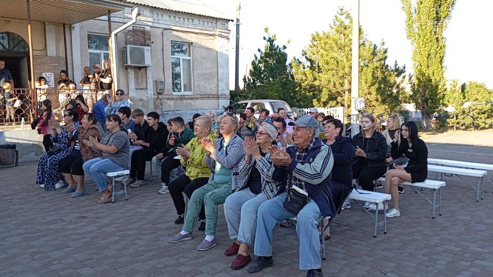 В селе Македоновка Володарского муниципального округа состоялся концерт ВИА "УЛЕЙ" В селе Македоновка Володарского муниципального округа состоялся концерт ВИА "УЛЕЙ"
