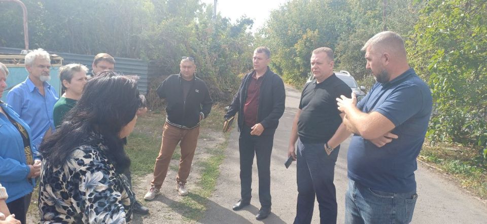 Валентин Левченко: Сегодня заместитель главы администрации городского округа Донецк Артеменко Тимур Иванович встретился с жителями улицы Чеканная микрорайона «15-й участок» Валентин Левченко: Сегодня заместитель главы администрации городского округа Донецк Артеменко Тимур Иванович встретился с жителями улицы Чеканная микрорайона «15-й участок»