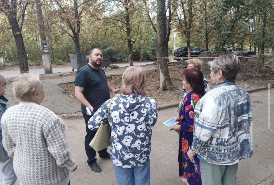По поручению Главы ДНР Дениса Пушилина 16.09.2025 по адресу: г. Донецк, пр.Ленинский,94 состоялась встреча с жителями района, на которой присутствовал заместитель руководителя Управы Ленинского внутригородского района... По поручению Главы ДНР Дениса Пушилина 16.09.2025 по адресу: г. Донецк, пр.Ленинский,94 состоялась встреча с жителями района, на которой присутствовал заместитель руководителя Управы Ленинского внутригородского района...