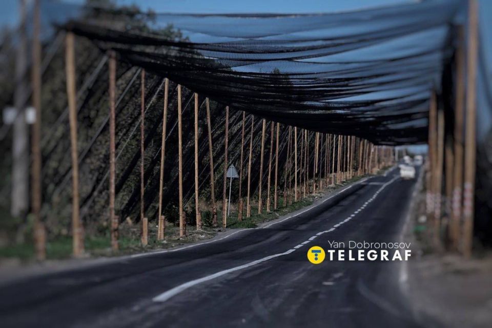 «Анти-дроновые туннели» ВСУ, созданные из металлических сетей вдоль дорог на оккупированной территории ДНР