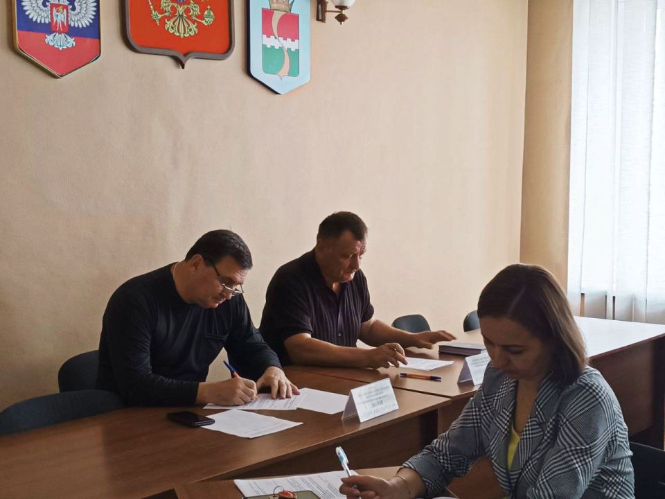 На очередном аппаратном совещании, в котором приняли участие начальники управлений, отделов, секторов администрации округа, руководители учреждений и начальники территориальных отделов, были рассмотрены ключевые вопросы... На очередном аппаратном совещании, в котором приняли участие начальники управлений, отделов, секторов администрации округа, руководители учреждений и начальники территориальных отделов, были рассмотрены ключевые вопросы...