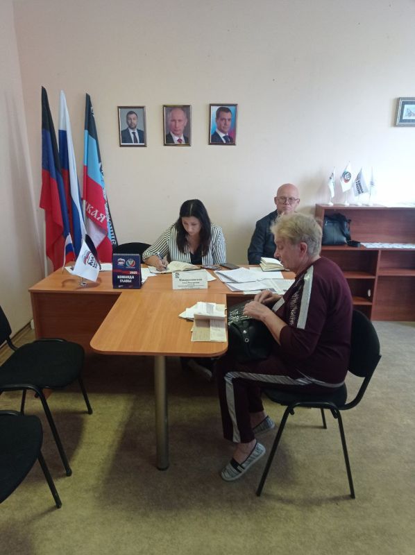 Сегодня, 16 сентября, по поручению Главы Донецкой Народной Республики Дениса Пушилина, в общественной приемной партии "Единая Россия" Ленинского района города Донецка депутат Народного Совета, Председатель Комитета Народного... Сегодня, 16 сентября, по поручению Главы Донецкой Народной Республики Дениса Пушилина, в общественной приемной партии "Единая Россия" Ленинского района города Донецка депутат Народного Совета, Председатель Комитета Народного...