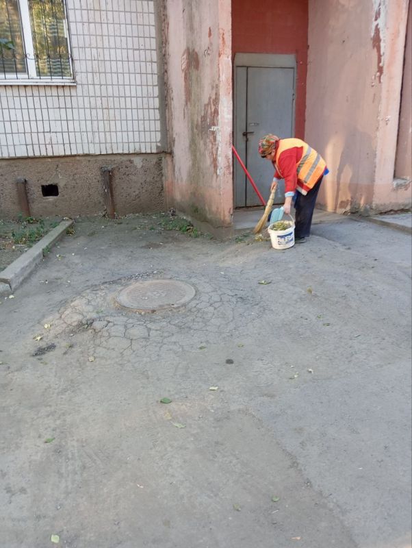 Сотрудники жилищно-коммунальных предприятий Кировского внутригородского района г. Донецка продолжают наводить порядок по следующим адресам: Сотрудники жилищно-коммунальных предприятий Кировского внутригородского района г. Донецка продолжают наводить порядок по следующим адресам: