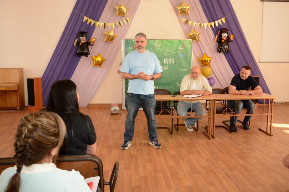 Заместитель Председателя Народного Совета ДНР Алексей Дорофеев (фракция «Новые люди») встретился с педагогическим коллективом школы №25 в Ленинском районе Заместитель Председателя Народного Совета ДНР Алексей Дорофеев (фракция «Новые люди») встретился с педагогическим коллективом школы №25 в Ленинском районе