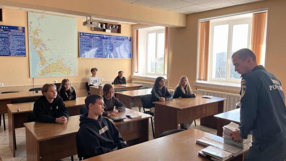 Ученики Волновахской школы № 2 побывали с экскурсией в пожарной части № 1 Салехарда (ЯНАО) Ученики Волновахской школы № 2 побывали с экскурсией в пожарной части № 1 Салехарда (ЯНАО)