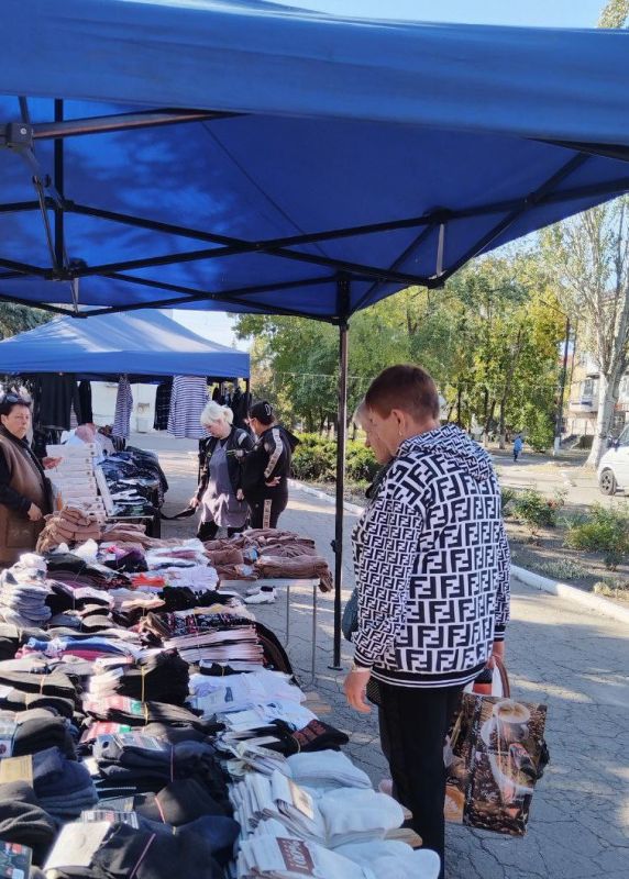 В Ждановке прошла ярмарка. 17 сентября у городского центра культуры и досуга были представлены товары от производителей и предпринимателей из разных городов Донецкой Народной Республики В Ждановке прошла ярмарка. 17 сентября у городского центра культуры и досуга были представлены товары от производителей и предпринимателей из разных городов Донецкой Народной Республики