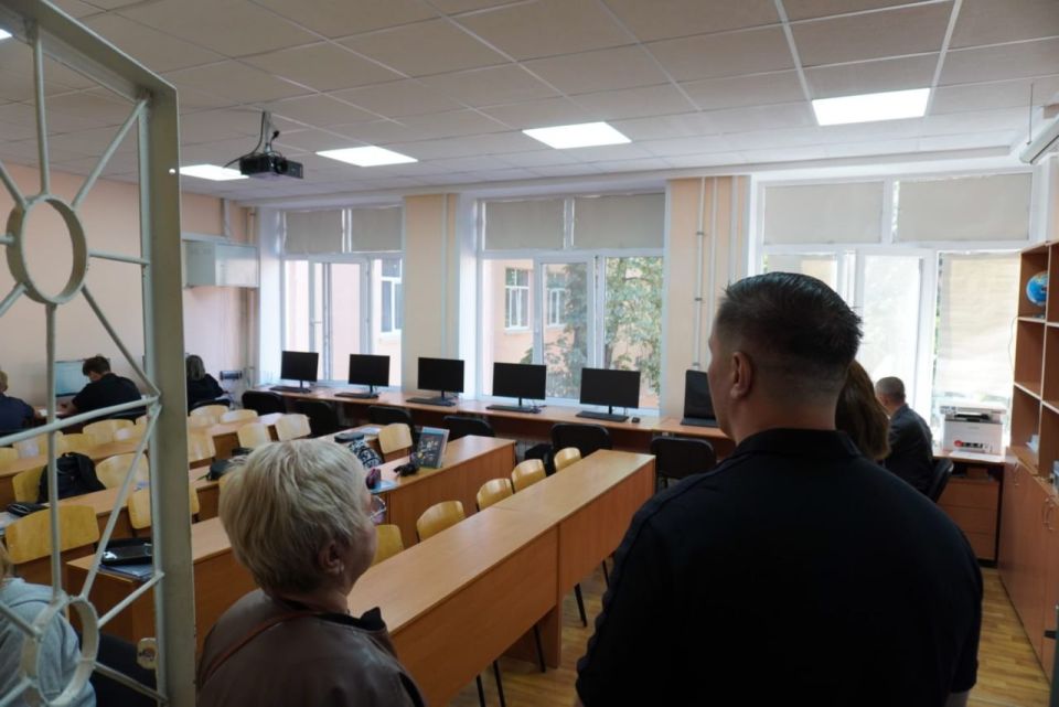 Александр Шатов: Сахалинская делегация оценила ремонт шахтерской школы № 18 Александр Шатов: Сахалинская делегация оценила ремонт шахтерской школы № 18