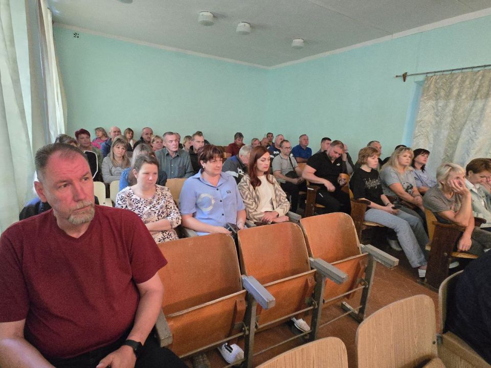Сегодня, 17 сентября, глава муниципального образования городского округа Дебальцево Сергей Желновач совместно с депутатом Народного Совета ДНР Сергеем Парчевским встретился с трудовым коллективом Филиала «Углегорская ТЭС»... Сегодня, 17 сентября, глава муниципального образования городского округа Дебальцево Сергей Желновач совместно с депутатом Народного Совета ДНР Сергеем Парчевским встретился с трудовым коллективом Филиала «Углегорская ТЭС»...