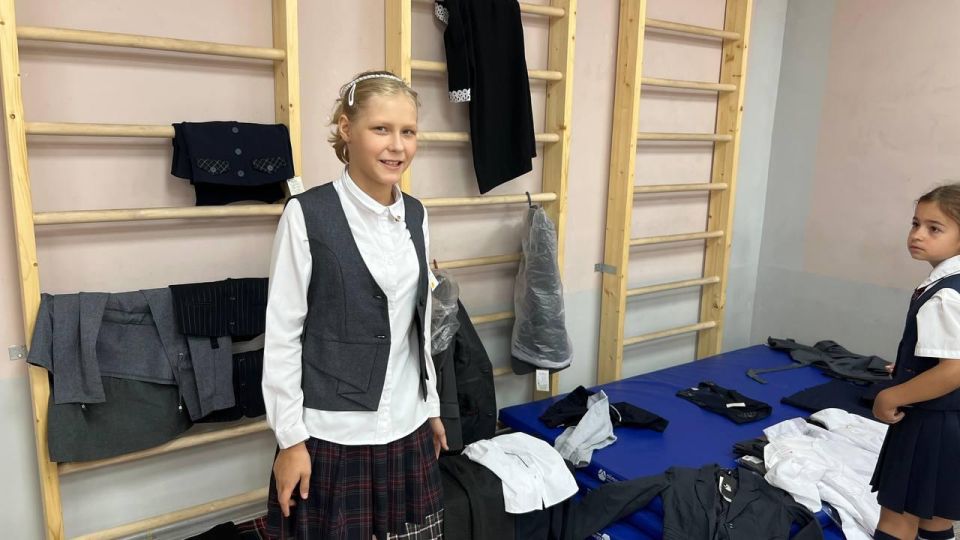Детям Кировского передали школьную форму из Владимира Детям Кировского передали школьную форму из Владимира