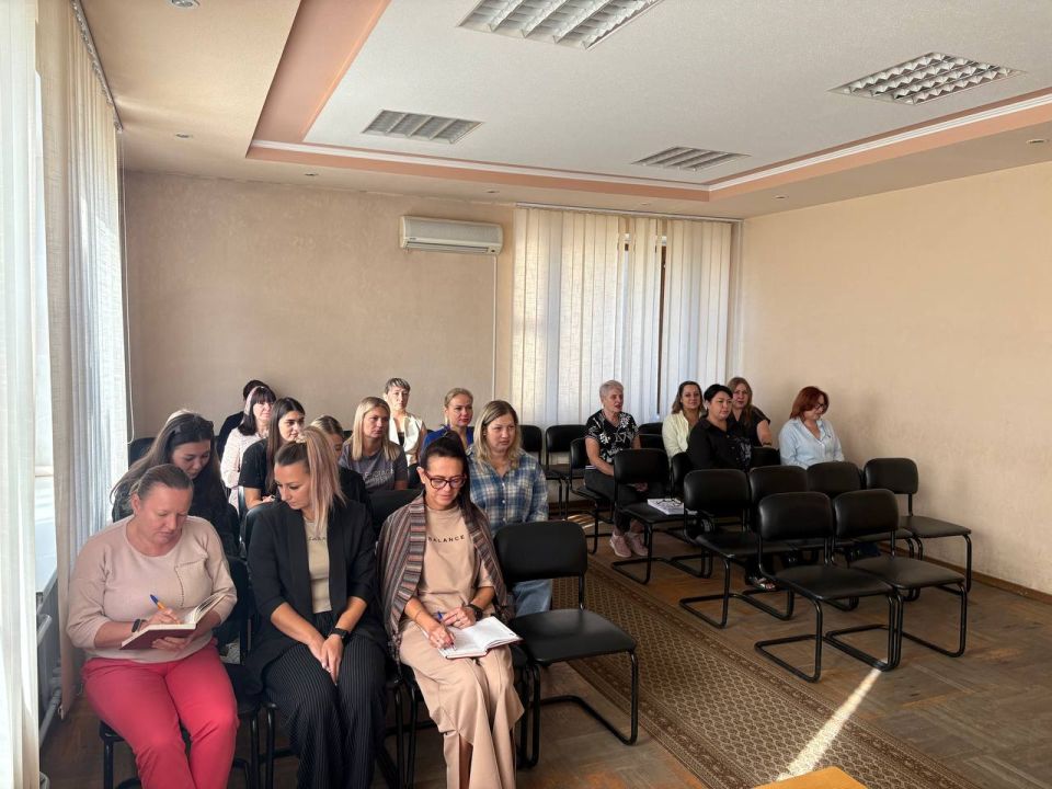 Сегодня, 17 сентября, Руководитель Управы Ленинского внутригородского района Администрации городского округа Донецк Татьяна Темникова провела расширенное аппаратное совещание Сегодня, 17 сентября, Руководитель Управы Ленинского внутригородского района Администрации городского округа Донецк Татьяна Темникова провела расширенное аппаратное совещание