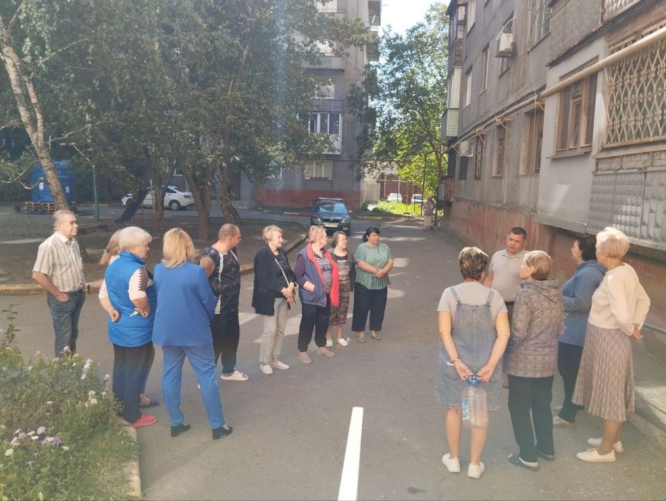 17 сентября в Червоногвардейском районе состоялась встреча руководителя Управы Червоногвардейского внутригородского района Антона Гринзовского с жителями жилого массива Дзержинского на придомовой территории дома № 2-А по... 17 сентября в Червоногвардейском районе состоялась встреча руководителя Управы Червоногвардейского внутригородского района Антона Гринзовского с жителями жилого массива Дзержинского на придомовой территории дома № 2-А по...