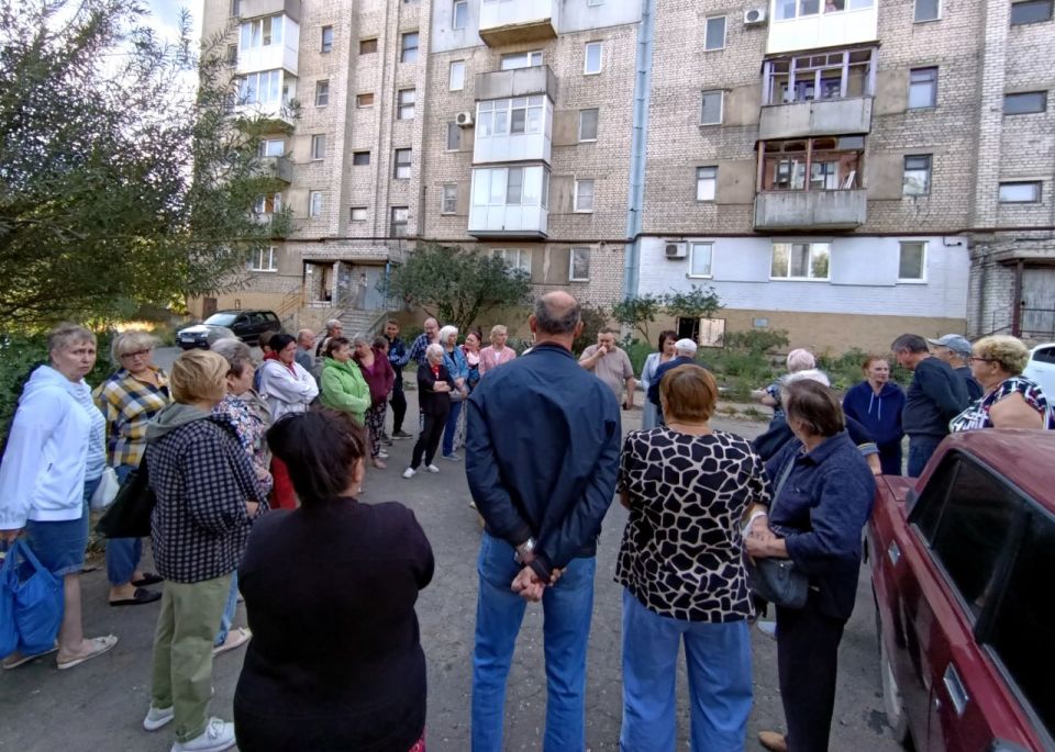 Иван Адамец: В Куйбышевском район состоялась встреча управляющего делами администрации городского округа Донецк Юлии Сницарь с жителями многоквартирного дома №172 на улице Куйбышева Иван Адамец: В Куйбышевском район состоялась встреча управляющего делами администрации городского округа Донецк Юлии Сницарь с жителями многоквартирного дома №172 на улице Куйбышева