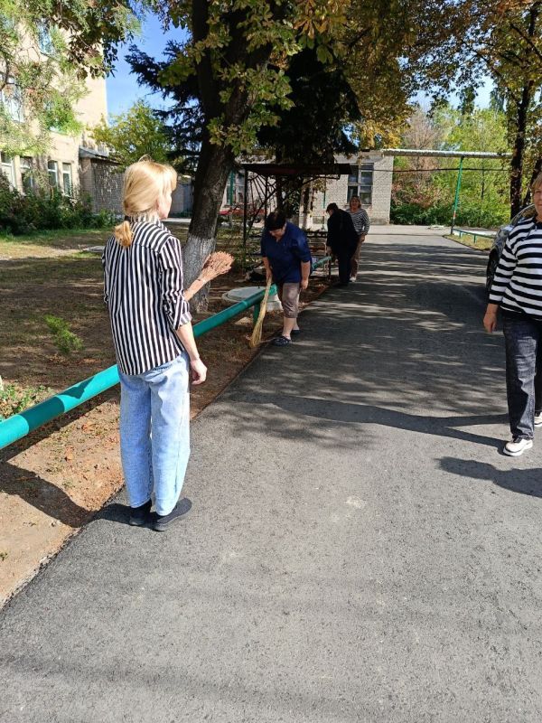 16.09.2025 в рамках проведения экологического субботника "Зеленая Россия" работники больницы произвели высадку саженцев хвойных деревьев и произвели уборку территории 16.09.2025 в рамках проведения экологического субботника "Зеленая Россия" работники больницы произвели высадку саженцев хвойных деревьев и произвели уборку территории