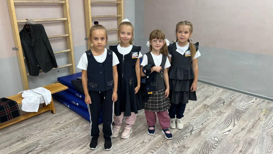 Детям Кировского передали школьную форму из Владимира Детям Кировского передали школьную форму из Владимира