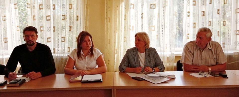 Наталья Бегуненко: Сегодня, 17 сентября, руководитель Управы Петровского внутригородского района Администрации городского округа Донецк Бегуненко Наталья провела еженедельное аппаратное совещание Наталья Бегуненко: Сегодня, 17 сентября, руководитель Управы Петровского внутригородского района Администрации городского округа Донецк Бегуненко Наталья провела еженедельное аппаратное совещание