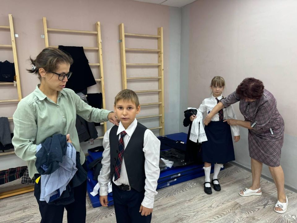 Детям Кировского передали школьную форму из Владимира Детям Кировского передали школьную форму из Владимира