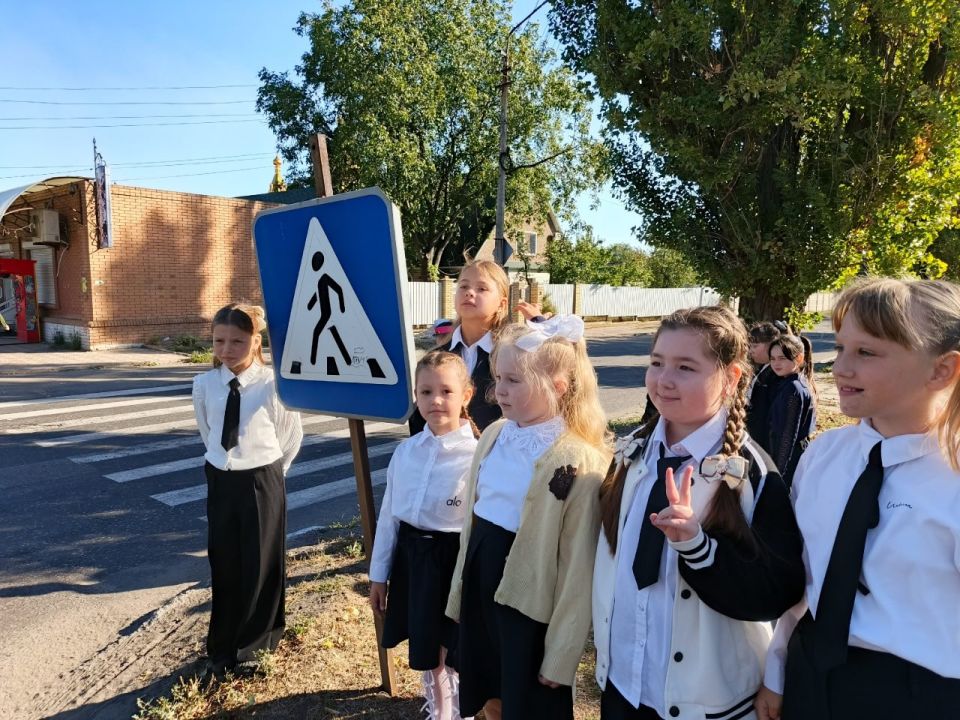 Школьники Ждановки повторили правила движения на перекрёстке Школьники Ждановки повторили правила движения на перекрёстке