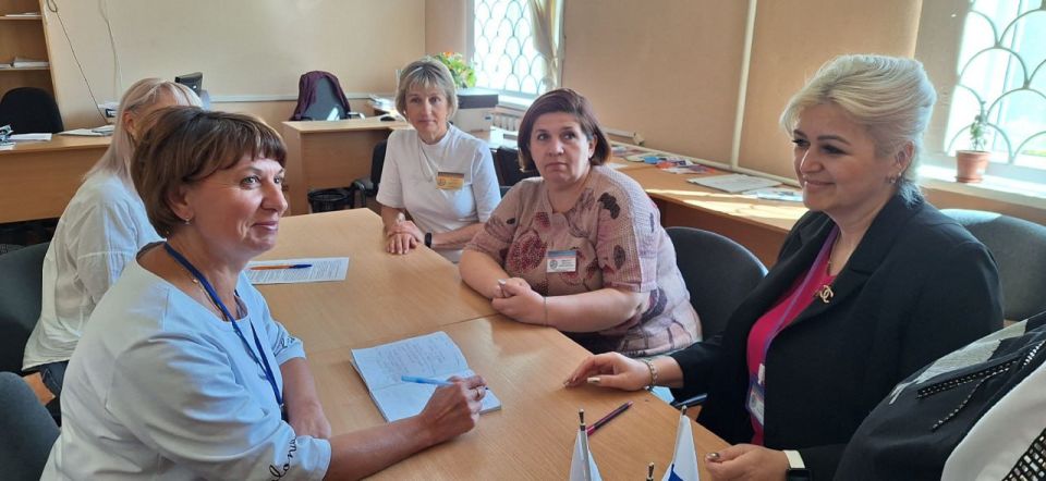 Сегодня, 17 сентября, заместитель руководителя Управы Советского внутригородского района Администрации городского округа Макеевка Надежда Прокапович провела встречу с трудовым коллективом отдела оказания социальных услуг... Сегодня, 17 сентября, заместитель руководителя Управы Советского внутригородского района Администрации городского округа Макеевка Надежда Прокапович провела встречу с трудовым коллективом отдела оказания социальных услуг...