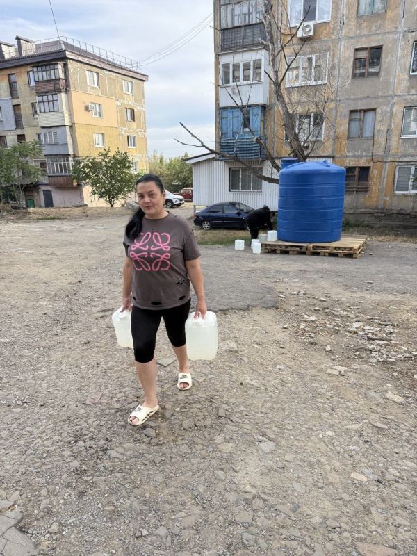 По поручению Главы Республики Дениса Пушилина, депутат Торезского городского совета Елена Жирова лично проконтролировала подвоз воды в ранее установленную ёмкость по адресу: микрорайон 2, д. 17 По поручению Главы Республики Дениса Пушилина, депутат Торезского городского совета Елена Жирова лично проконтролировала подвоз воды в ранее установленную ёмкость по адресу: микрорайон 2, д. 17