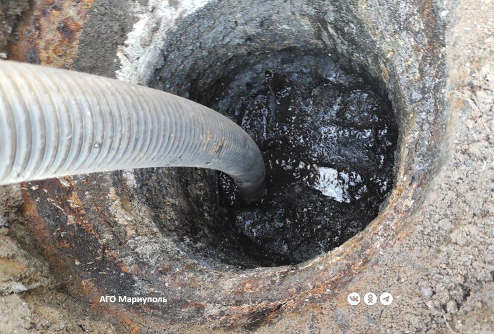 В Мариуполе коммунальщики оперативно устранили аварию в сетях водоотведения В Мариуполе коммунальщики оперативно устранили аварию в сетях водоотведения