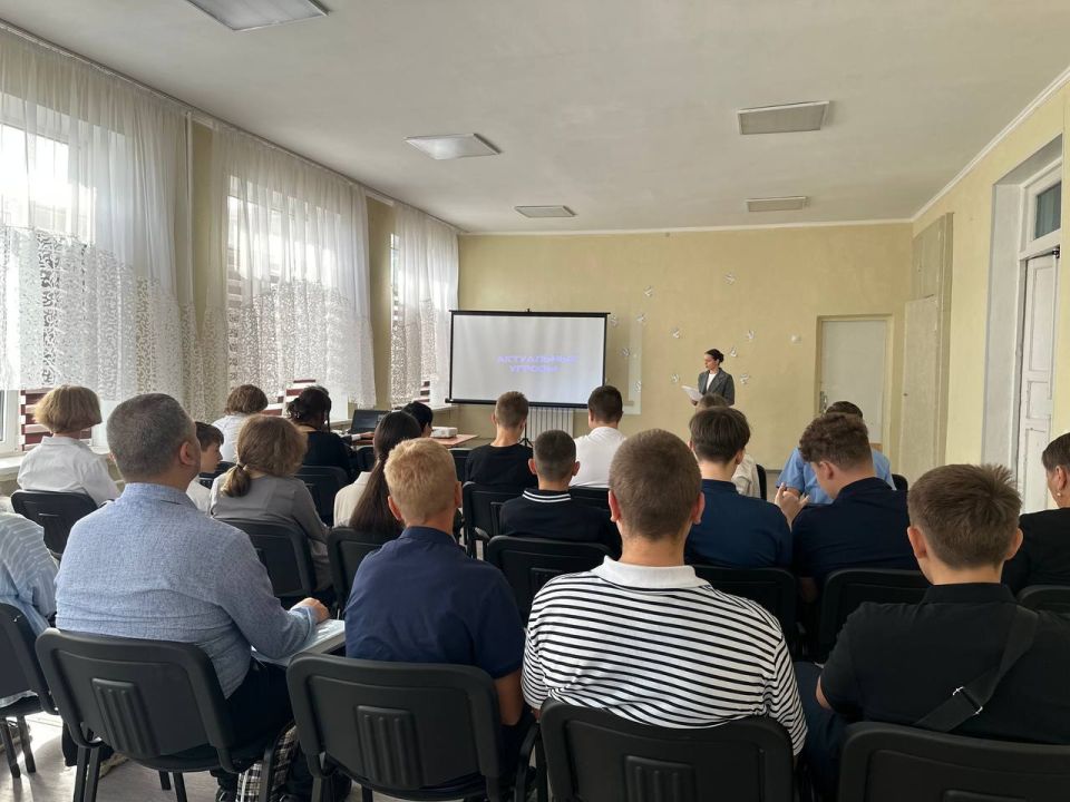 Говорим о важном. Вчера депутат Молодежного Парламента София Темникова провела лекцию для учеников донецкой школы №42 Говорим о важном. Вчера депутат Молодежного Парламента София Темникова провела лекцию для учеников донецкой школы №42